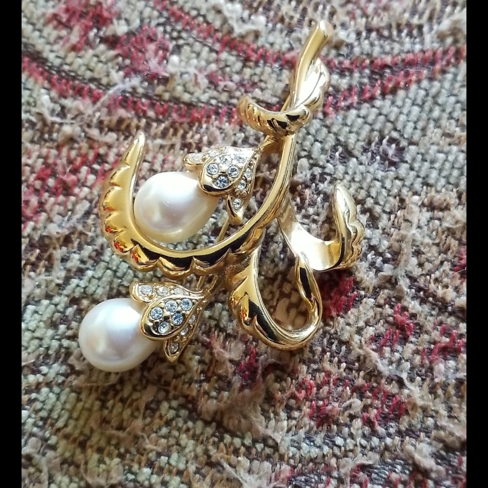 MONET Pearl Rhinestone Flower Brooch - Picture 6 of 16